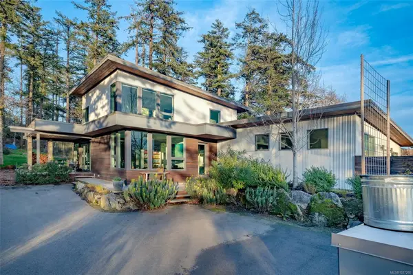1230 Burnside Rd W, Saanich BC V8Z 1N7 - 5 bed, 5.0 bath in Saanich