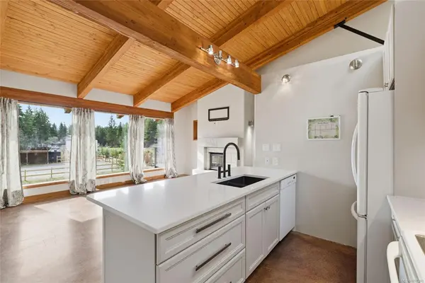 1425 Benzon Cres, Errington BC V0R 1V0 - 6 bed, 5.0 bath in Errington