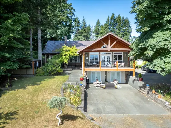 8947 Clarkson Ave, Black Creek BC V9T 1B2 - 5 bed, 4 bath in Black Creek