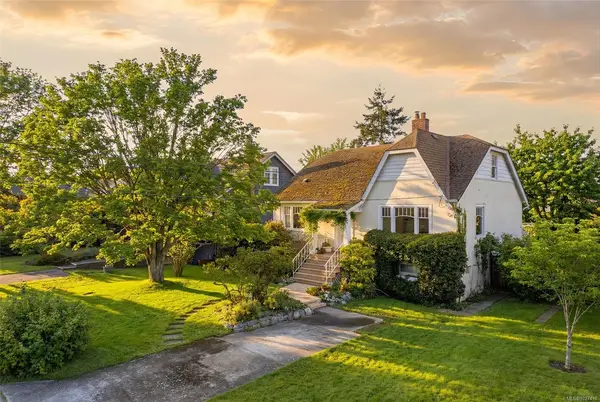 1043 Roslyn Rd, Oak Bay BC V8S 4R4 - 5 bed, 2 bath in Oak Bay