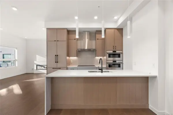 1102 Esquimalt Rd # 503, Esquimalt BC V9A 0L3