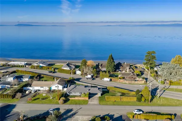 245 Elizabeth Ave, Qualicum Beach BC V9K 1G8 - 3 bed, 2 bath in Qualicum Beach