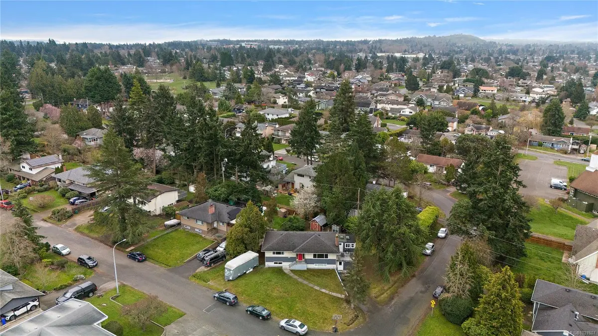 1819 Dunnett Cres, Saanich BC V8N 2P4