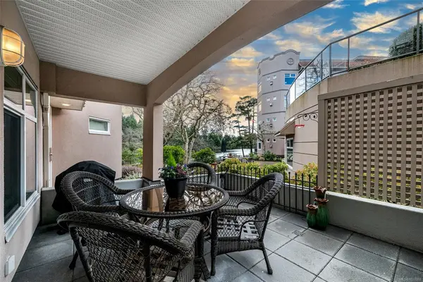 1085 Tillicum Rd # 4, Esquimalt BC V9A 7M3 - 2 bed, 2 bath in Esquimalt