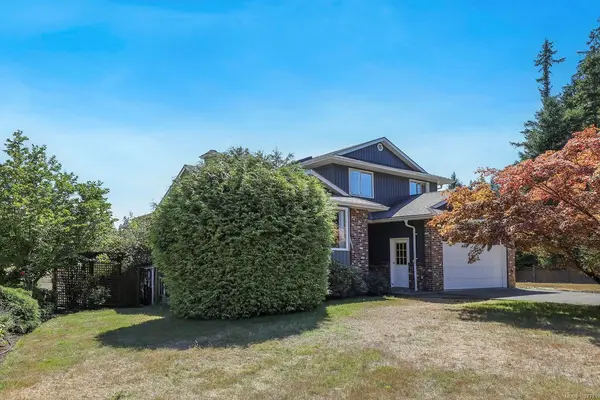 2099 Idiens Way, Comox BC V9M 3Y9 - 4 bed, 3.0 bath in Comox