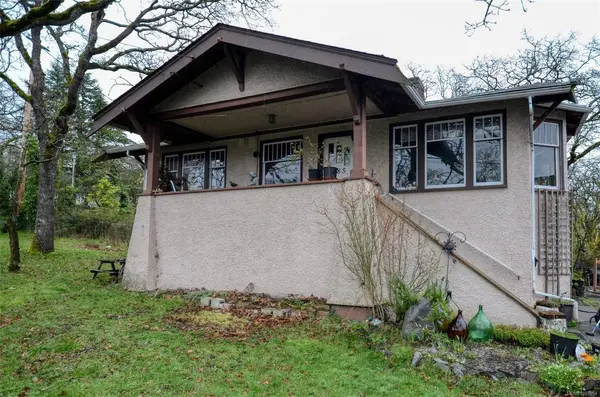 985 Cloverdale St, Saanich BC V8X 2T4 - 2 bed, 1 bath in Saanich