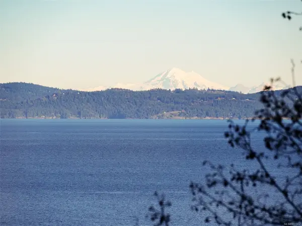 4553 Cordova Bay Rd, Saanich BC V8X 3V6 - 4 bed, 2 bath in Saanich