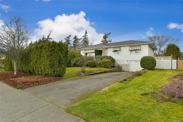 2218 EDGELOW St, Saanich BC V8N 1R5 - 4 bed, 2 bath in Saanich
