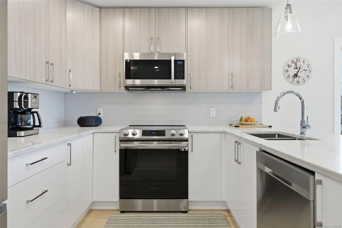 7098 Wallace Dr # 301, Central Saanich BC V8M 1E9