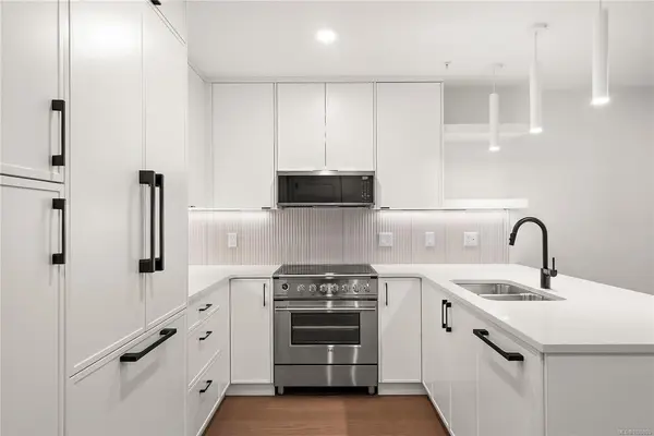 1102 Esquimalt Rd, Esquimalt BC V9A 0L3 - 3 bed, 3.0 bath in Esquimalt