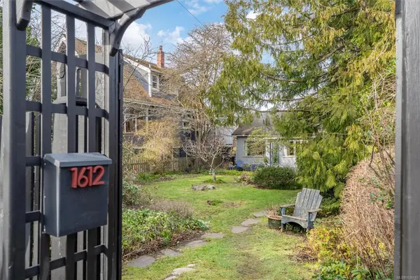 1612 Pembroke St, Victoria BC V8R 1W3 - 2 bed, 1 bath in Victoria