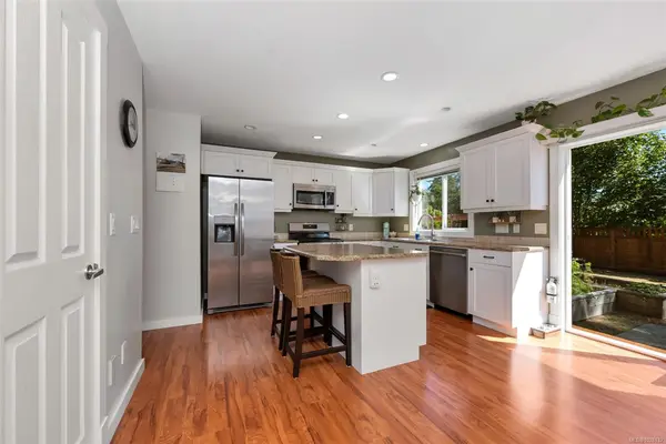 6297 Averill Dr, Duncan BC V9L 2K1 - 4 bed, 3 bath in Duncan