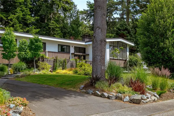 905 Deal St, Oak Bay BC V8S 5G4 - 5 bed, 3 bath in Oak Bay