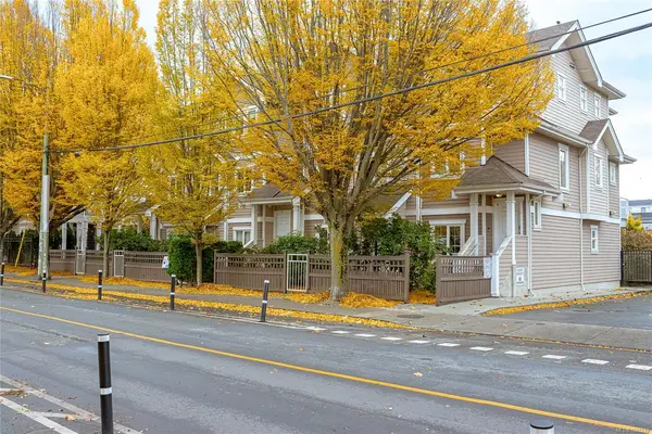 1043 Caledonia Ave # 13, Victoria BC V8T 1E7 - 3 bed, 3 bath in Victoria