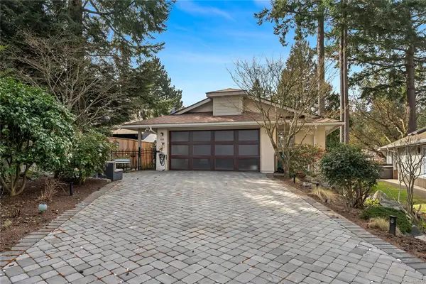 990 Scottswood Close, Saanich BC V8Y 2V1 - 3 bed, 3 bath in Saanich