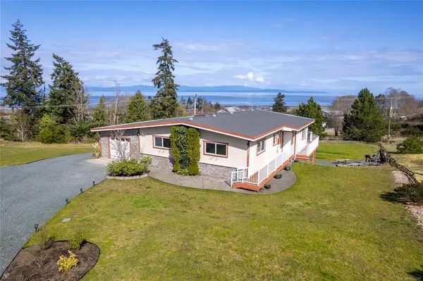 3021 Raymur Pl, Qualicum Beach BC V9K 2N9 - 4 bed, 3 bath in Qualicum Beach