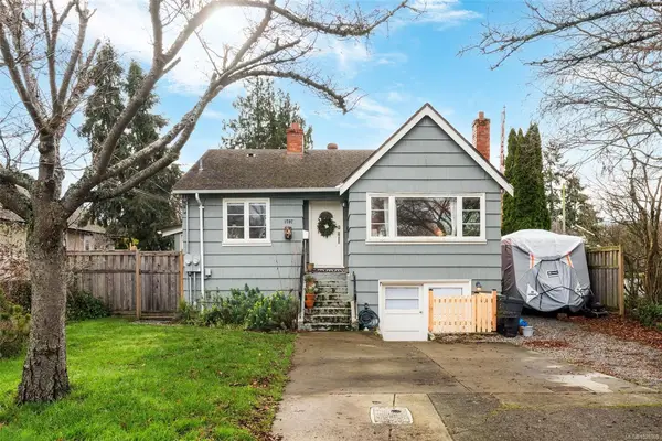 1707 Albert Ave, Victoria BC V8R 1Y9 - 4 bed, 3 bath in Victoria