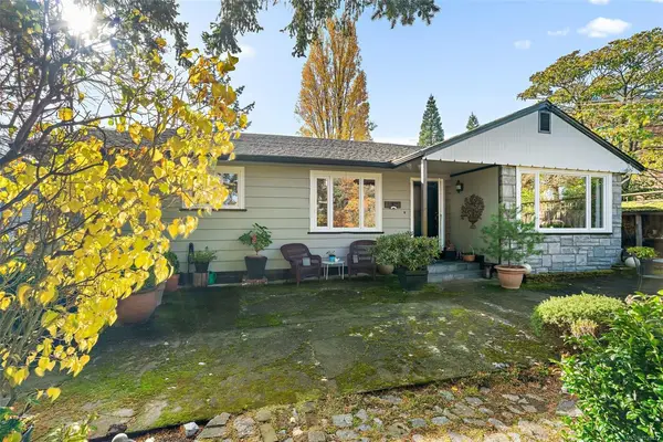 943 Selkirk Ave, Esquimalt BC V9A 2V2 - 4 bed, 3 bath in Esquimalt