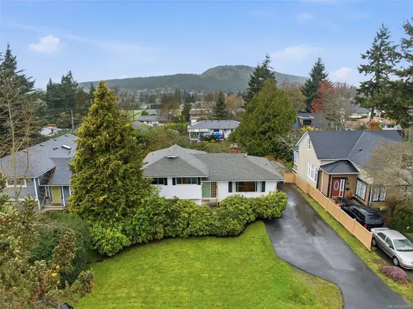 1787 Penshurst Rd, Saanich BC V8N 2N6 - 3 bed, 2 bath in Saanich
