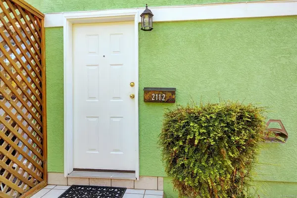 2112 Sayward St, Victoria BC V8R 3T3 - 2 bed, 2 bath in Victoria