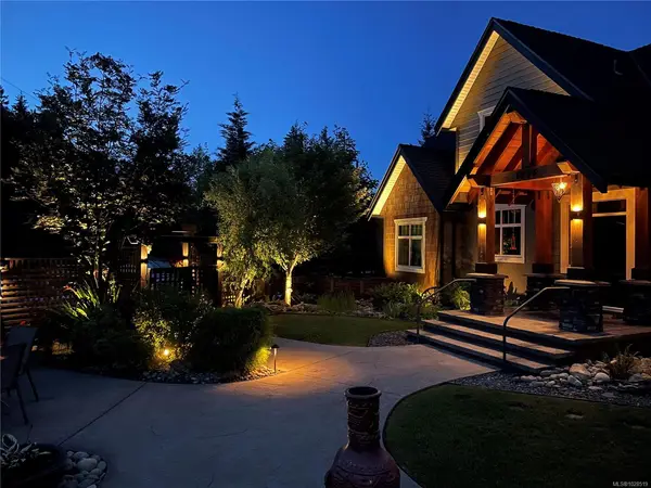 1858 Taylor Walk, Qualicum Beach BC V9K 2S3 - 5 bed, 4 bath in Qualicum Beach