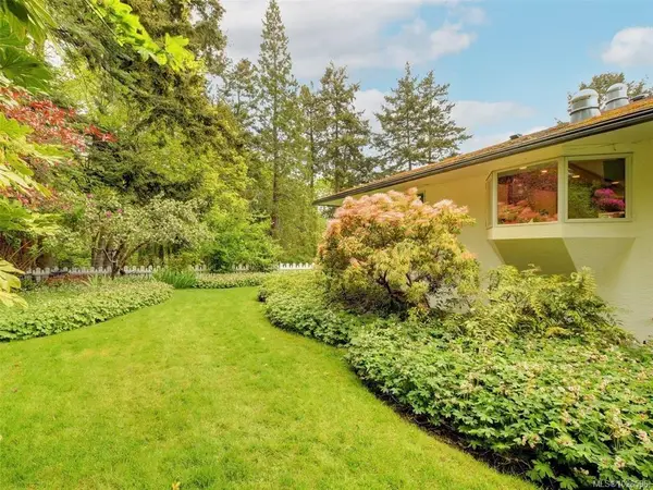 2559 Bermuda Pl, Saanich BC V8P 3G2 - 4 bed, 3 bath in Saanich