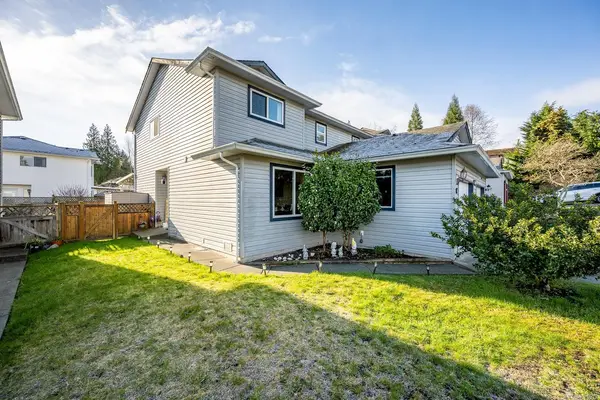 2284 1st St # A, Courtenay BC V9N 8X8 - 3 bed, 3 bath in Courtenay