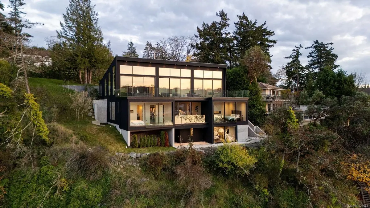 2701 Sea View Rd, Saanich BC V8N 1K7