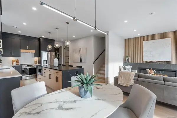 588 Whiteside St # 2, Saanich BC V8Z 1Y6 - 3 bed, 3 bath in Saanich