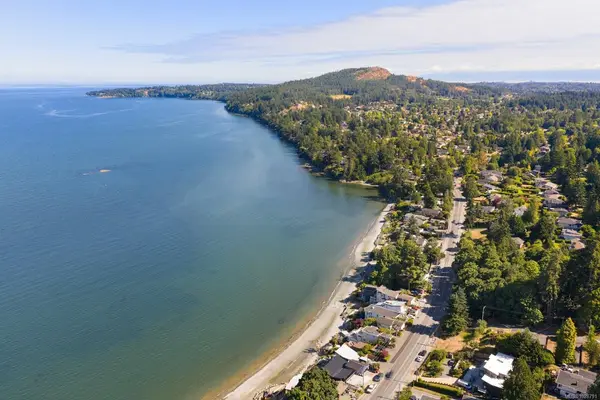 5015 Cordova Bay Rd, Saanich BC V8Y 2K1 - 2 bed, 1 bath in Saanich