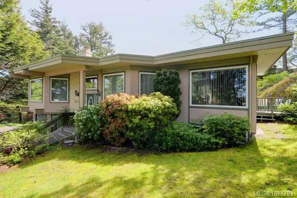 1055 Thistlewood Dr, Saanich BC V8X 4V7 - 4 bed, 3 bath in Saanich