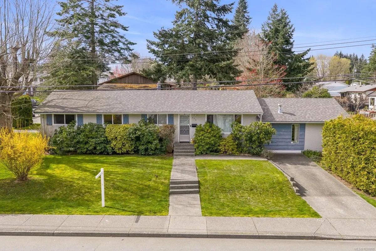 533 Salish St, Comox BC V9M 3K5 — Pending Sale in Comox