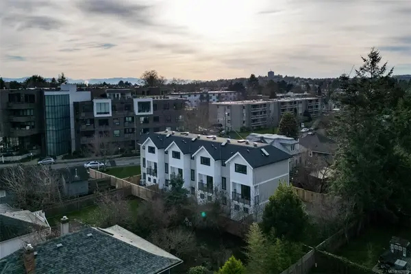 2268 Bowker Ave # 3, Oak Bay BC V8R 2E4 - 3 bed, 3 bath in Oak Bay