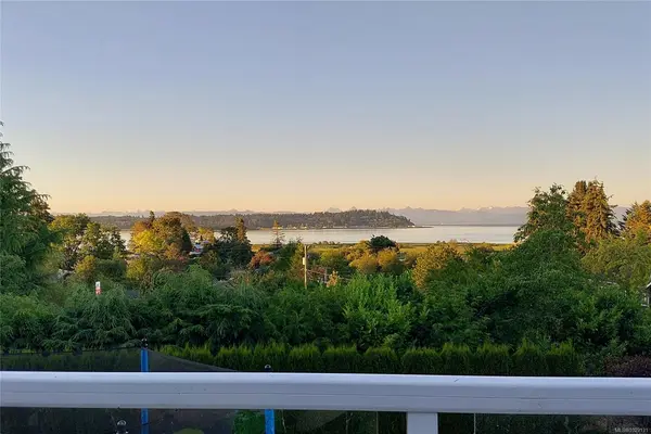 3800 Laurel Dr, Royston BC V0R 2V0 - 3 bed, 2 bath in Royston