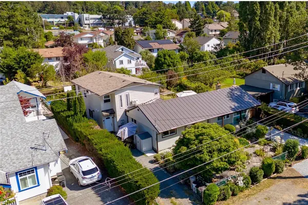 862 Canterbury Rd, Saanich BC V8X 3E6 - 7 bed, 5 bath in Saanich