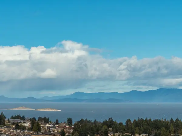 5356 Kenwill Dr, Nanaimo BC V9T 5Z9 - 5 bed, 3 bath in Nanaimo