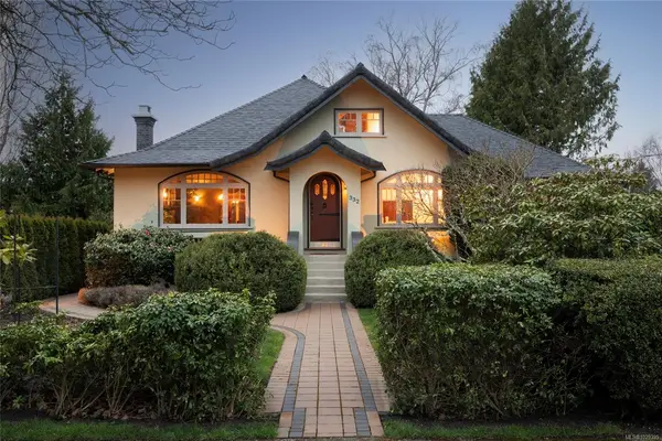332 Irving Rd, Victoria BC V8S 4A2 - 5 bed, 4 bath in Victoria