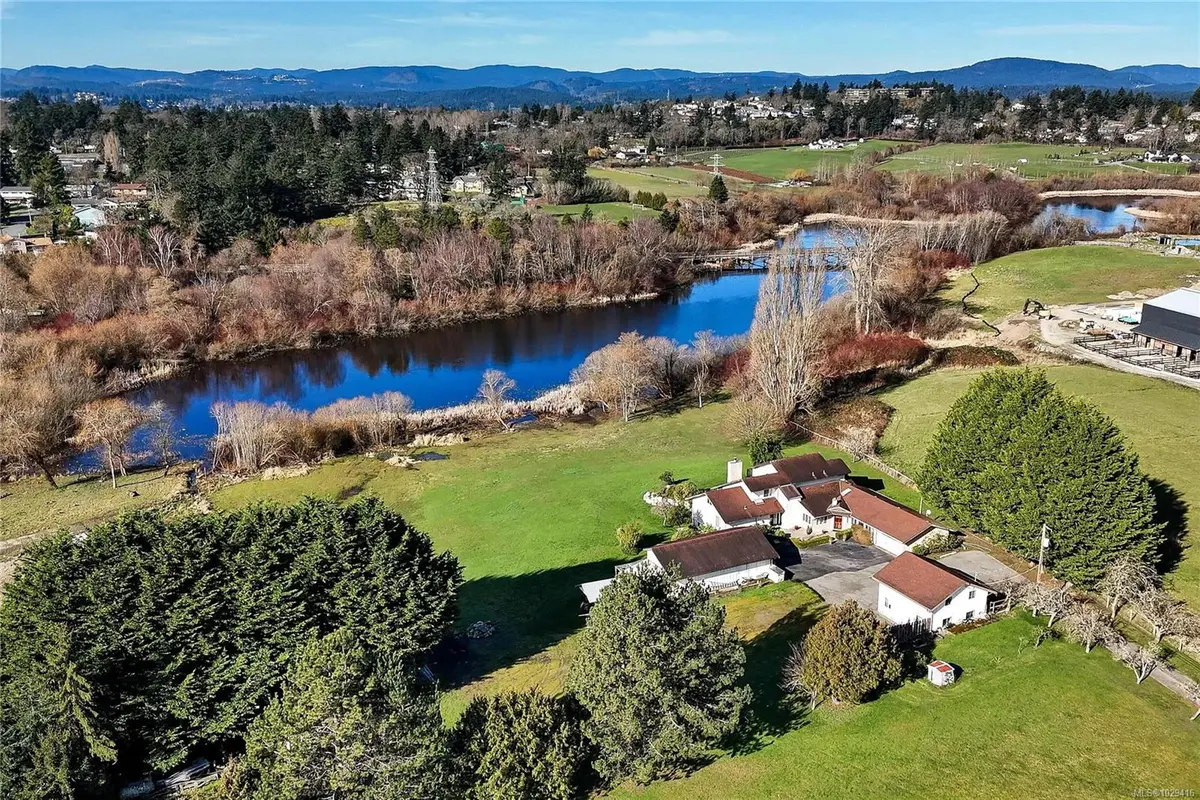 4220 Blenkinsop Rd, Saanich BC V8X 2C4
