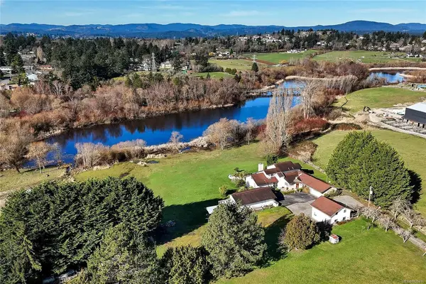 4220 Blenkinsop Rd, Saanich BC V8X 2C4 - 8 bed, 5 bath in Saanich