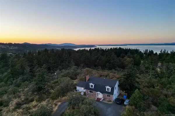 4589 Blenkinsop Rd, Saanich BC V8X 2C7