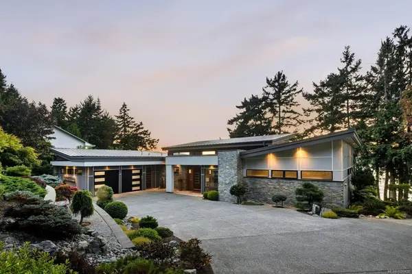 568 Lands End Rd, North Saanich BC V8L 5K9 - 3 bed, 4 bath in North Saanich