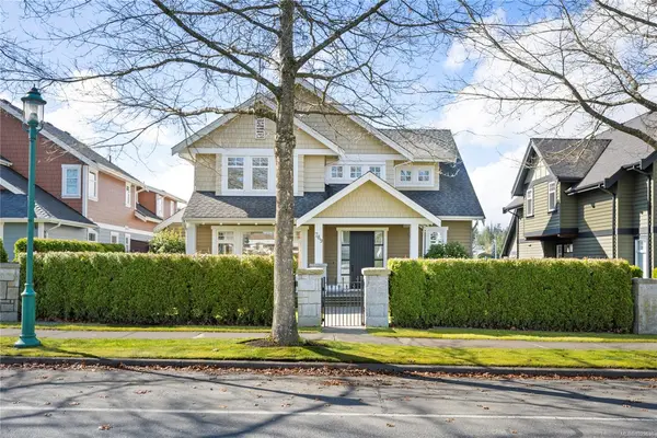 789 Memorial Ave, Qualicum Beach BC V9K 2T4 - 5 bed, 4 bath in Qualicum Beach