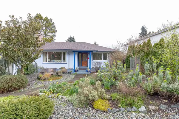 1052 Craigflower Rd, Esquimalt BC V9A 2Y1 - 3 bed, 2 bath in Esquimalt