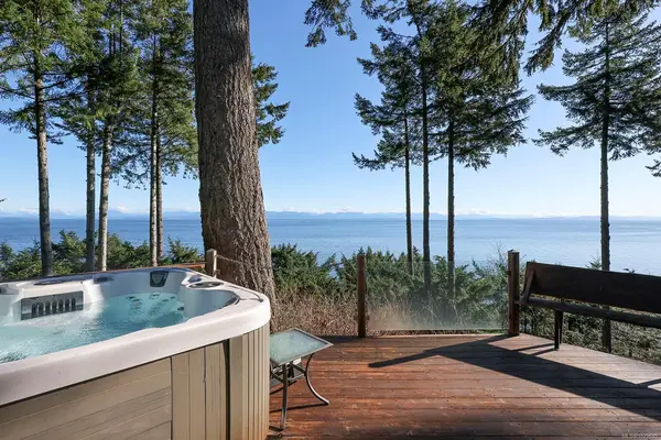 5862 Aldergrove Dr, Courtenay BC V9J 1W2 - 4 bed, 3 bath in Courtenay