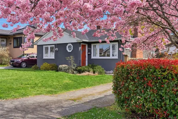 2519 Roseberry Ave, Victoria BC V8R 3T6