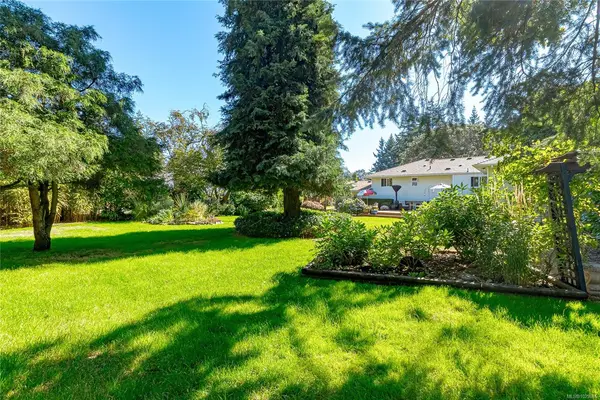 3334 Acemink Rd, Colwood BC V9C 2J6 - 5 bed, 2 bath in Colwood