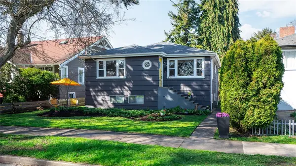 244 Linden Ave, Victoria BC V8V 4E5 - 4 bed, 2 bath in Victoria