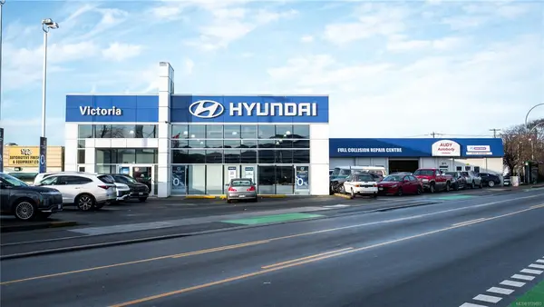 525 Gorge Rd E, Victoria BC V8T 2W5