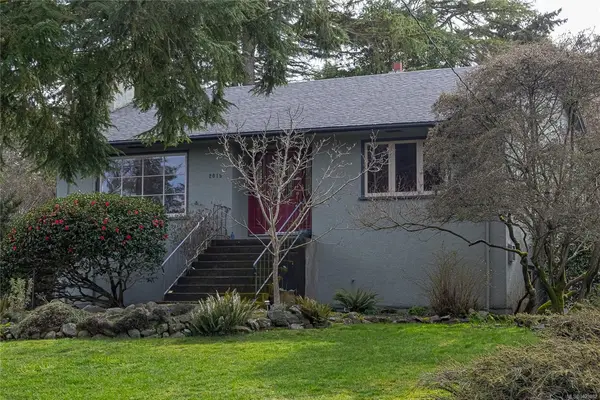 2015 Runnymede Ave, Oak Bay BC V8S 2V5 - 2 bed, 2 bath in Oak Bay