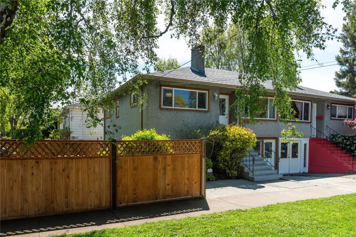 1451 Brooke St, Victoria BC V8S 1M4